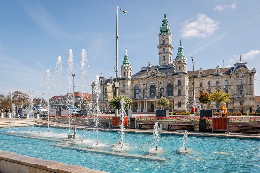 Ayuntamiento de Győr con fuente