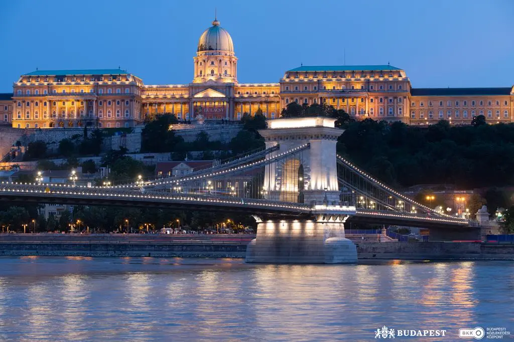 ASTONISHING: Renewed Budapest Chain Bridge in decorative lighting ...