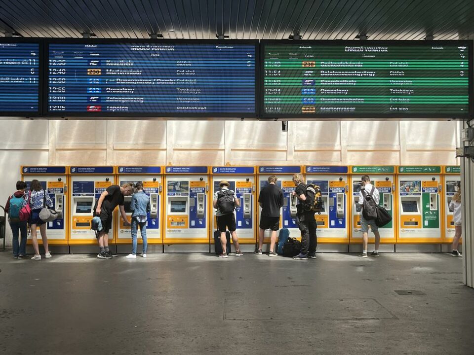 máv budapest railway station déli