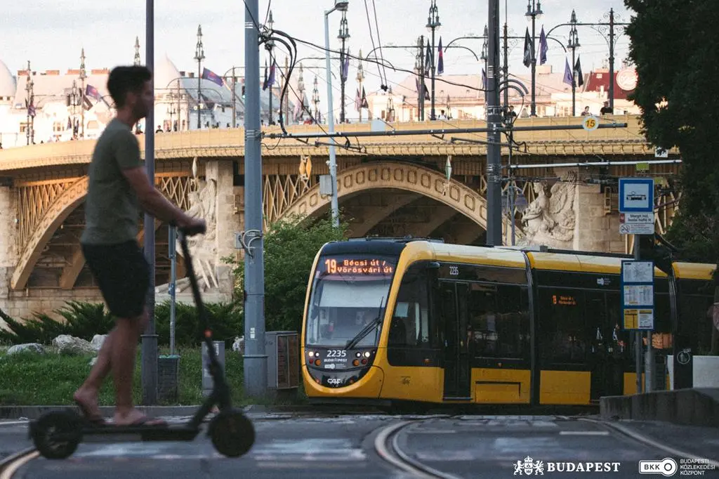 A Budapesti Közlekedési Társaság a mai napon bevezette az egylépcsős jegyellenőrzést!