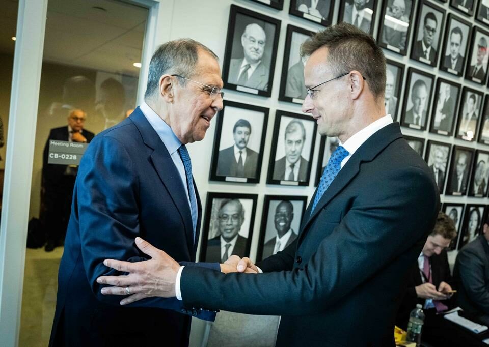 El ministro de Asuntos Exteriores húngaro, Péter Szijjártó, y el ruso Sergei Lavrov.