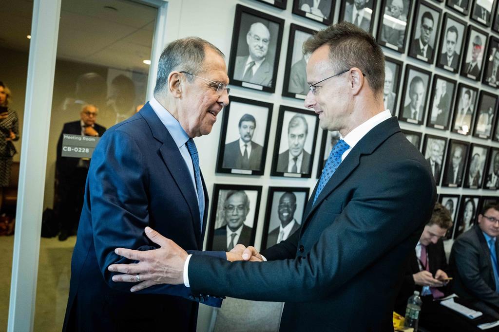 Der ungarische Außenminister Péter Szijjártó und der Russe Sergej Lawrow