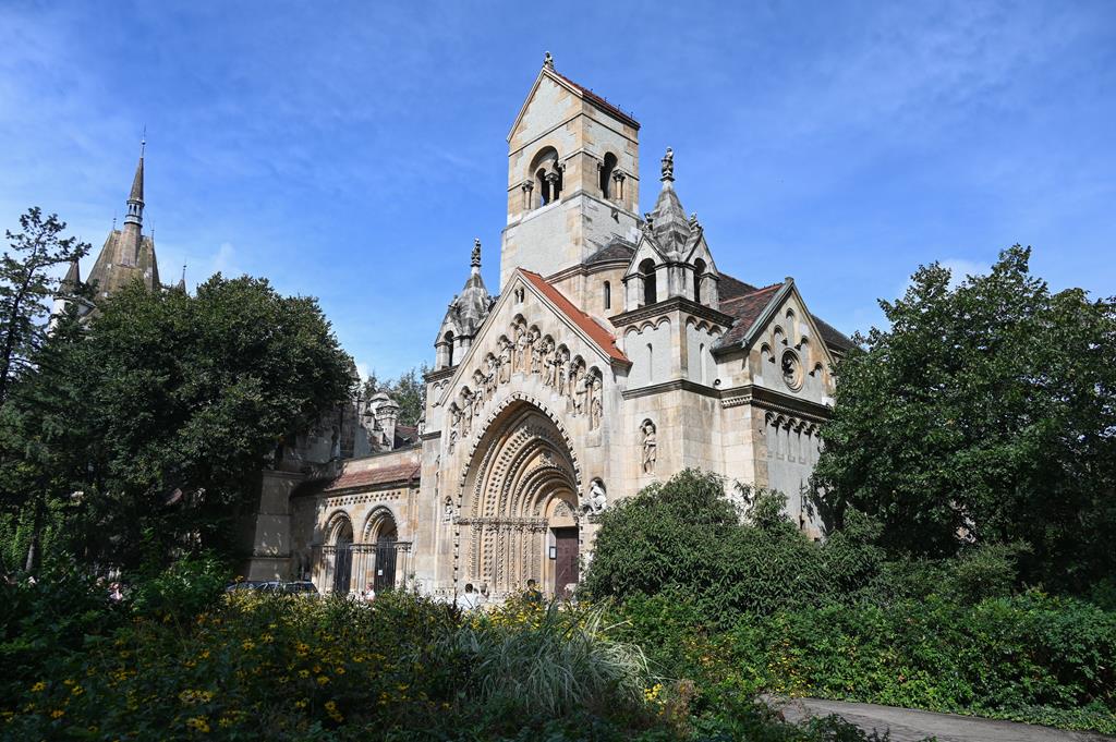 One of the most romantic, hidden Budapest churches renewed and opened