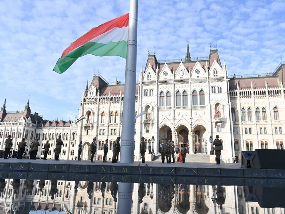 Fête nationale hongroise : le drapeau national est hissé devant le Parlement hongrois - Photos 23 octobre 2023