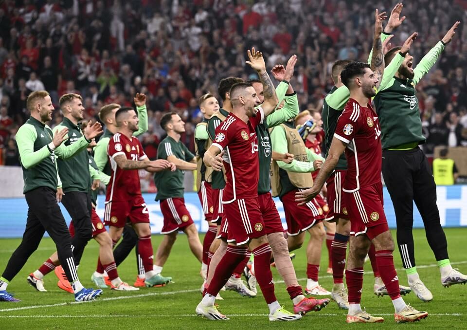 Ungarn besiegte Serbien im Fußball