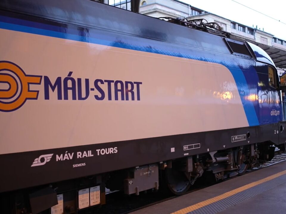 MÁV train