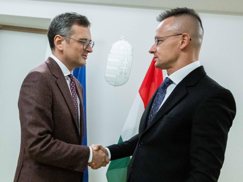 Der ungarische Außenminister trifft seinen ukrainischen Amtskollegen in Brüssel