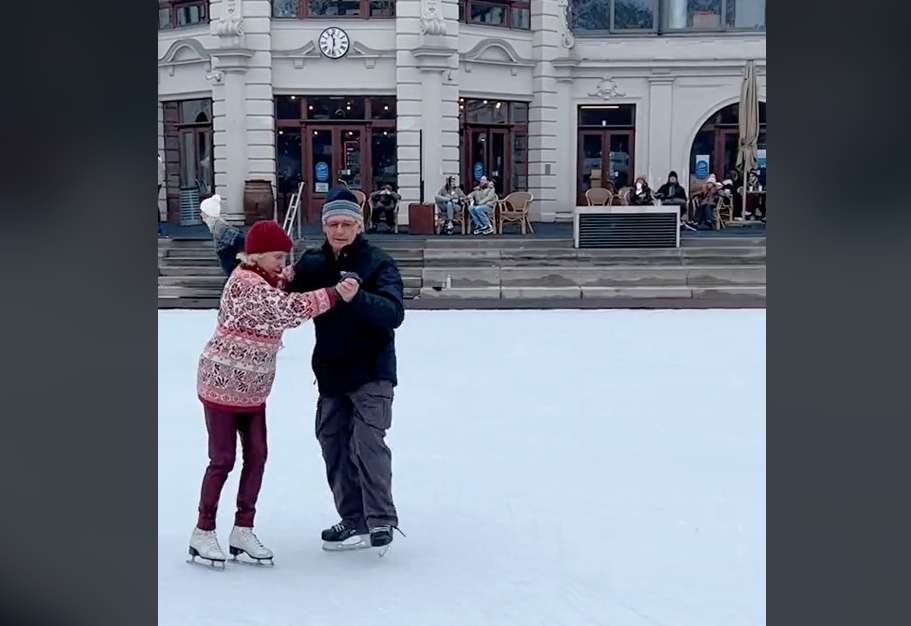 Älteres Paar in der Budapester Stadtpark-Eisbahn