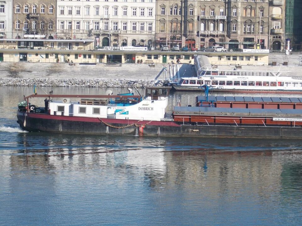 Un carguero alemán se hundió tras chocar contra el puente del Danubio (Copia)