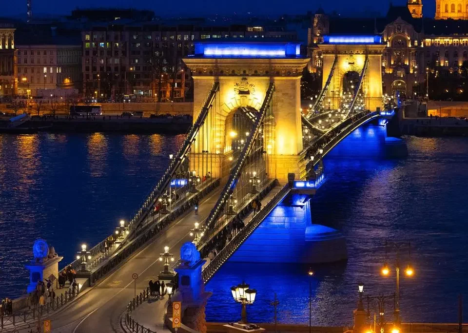 Pont des Chaînes de Budapest nuit Ukraine Hongrie