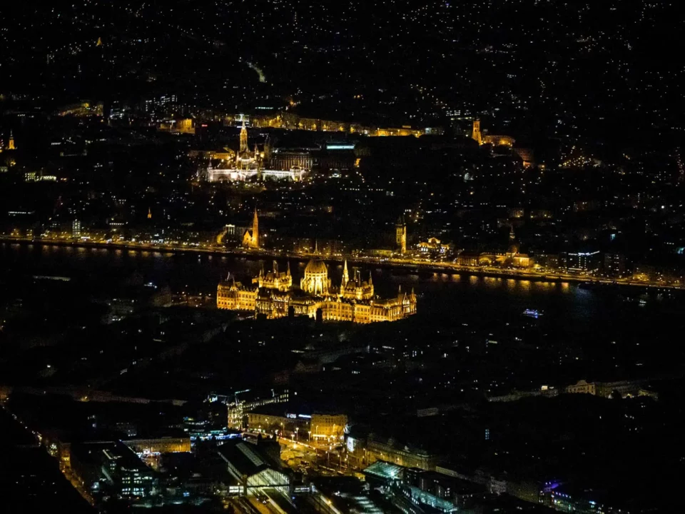 Budapest la nuit vue à vol d'oiseau