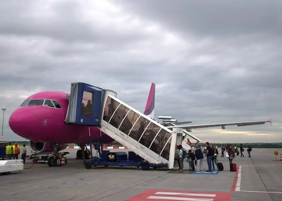 Carburéacteur des passagers de Wizz Air à l'aéroport de Budapest