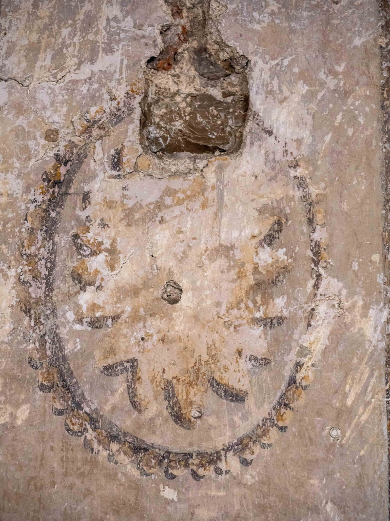 维斯普雷姆城堡区发现数百年前的天花板画