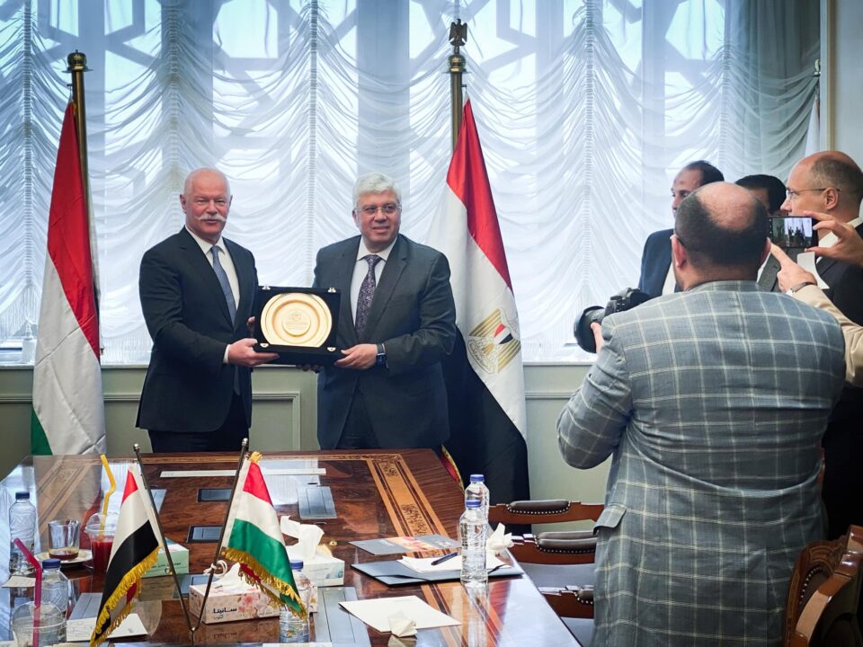 Le ministre hongrois s'adresse à la conférence des recteurs hongro-égyptiens au Caire
