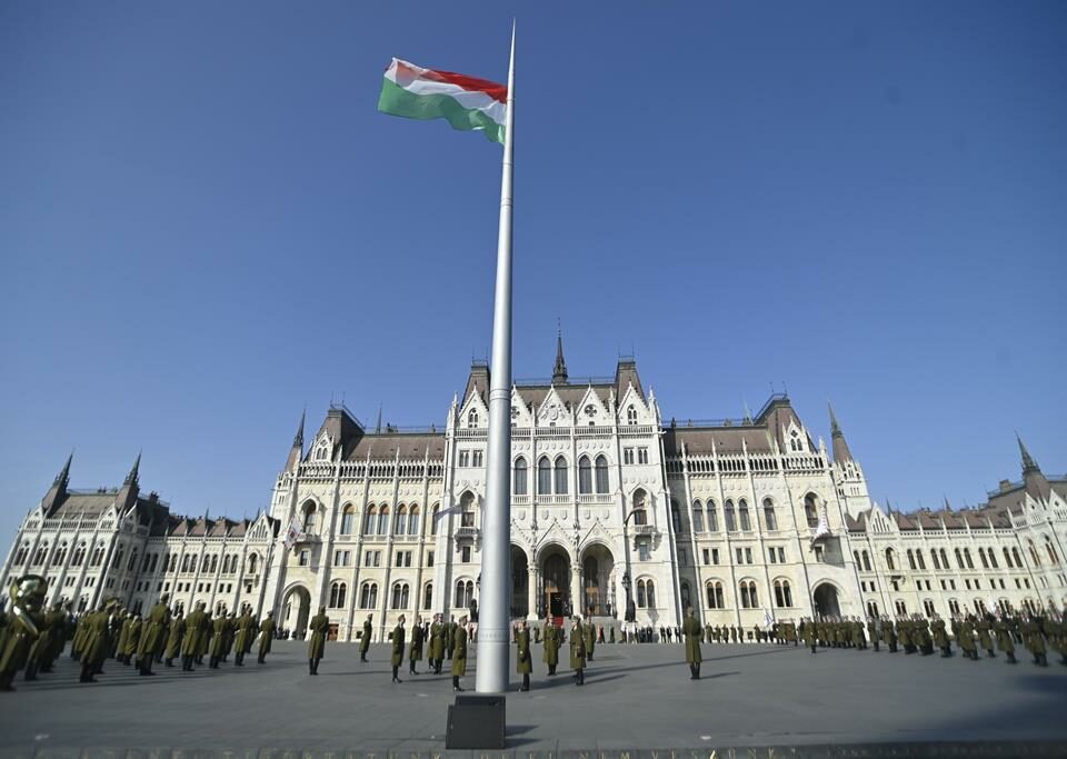 Bandera nacional húngara izada con motivo de las celebraciones del 15 de marzo 1