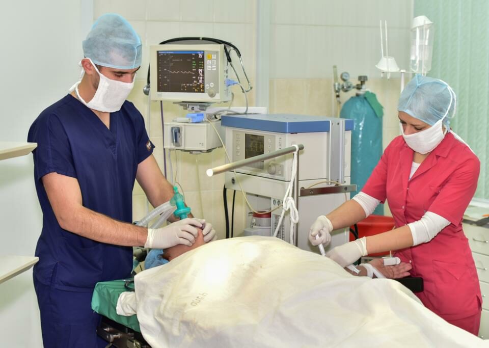El médico y la enfermera (asistente) sacrifican al paciente antes de la cirugía