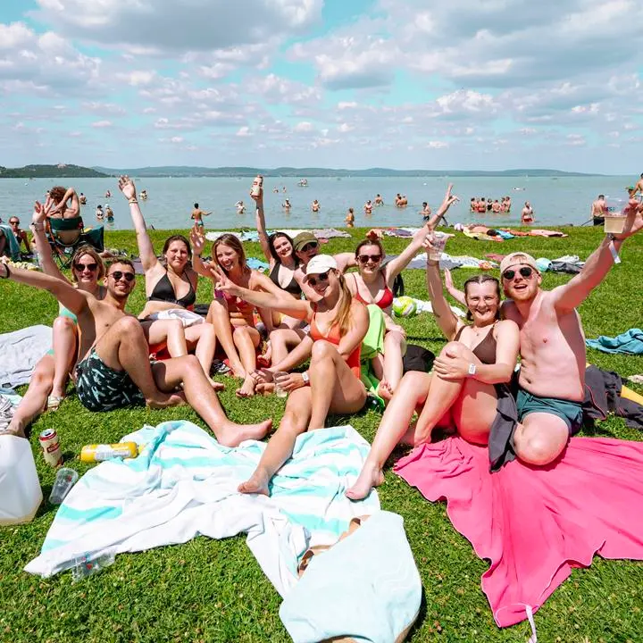 Piscinas al aire libre en la playa del lago Balatón