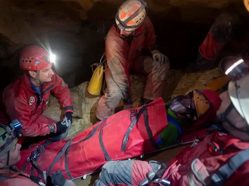 Un ciudadano singapurense rescatado en Budapest a 300 metros de profundidad