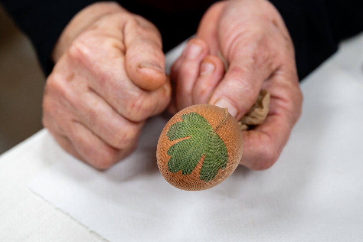 pintura tradicional de huevos berzselt