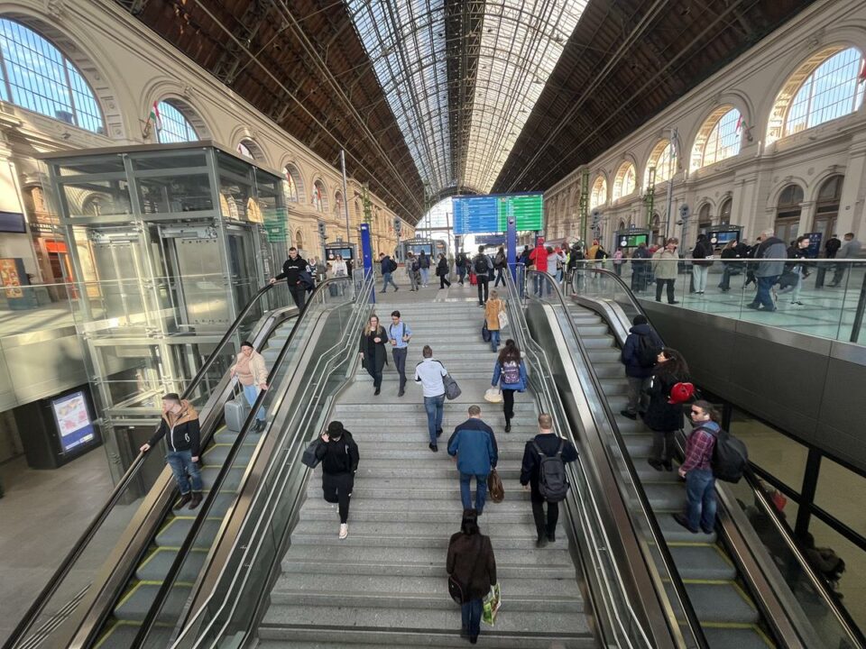 estación de tren keleti ferrocarril máv huelga de viajes hungría budapest