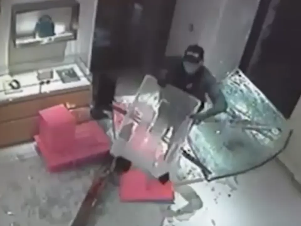 Foreigners burgled Louis Vuitton store in Budapest (2)