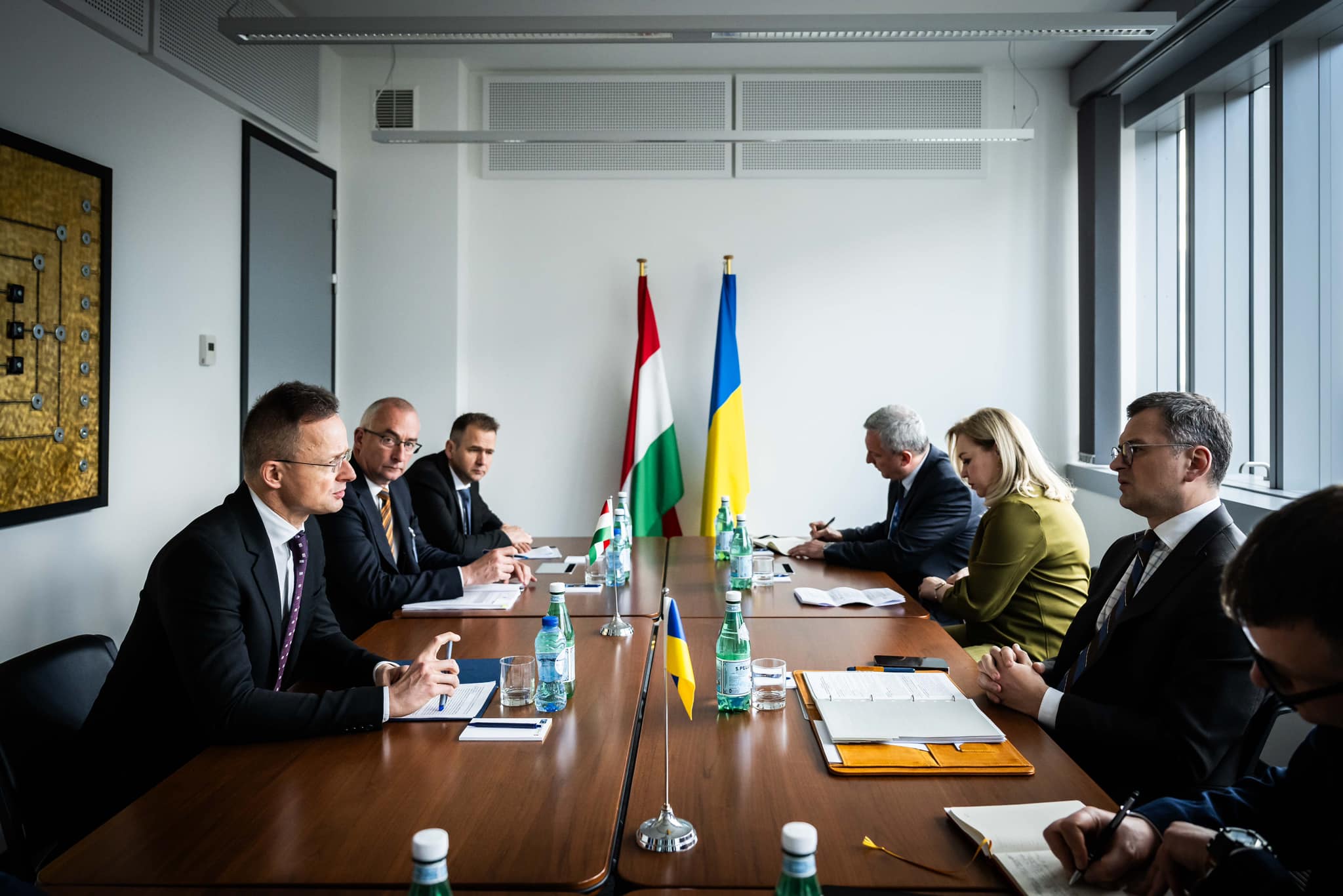 Угорський уряд відновлює довіру з Україною