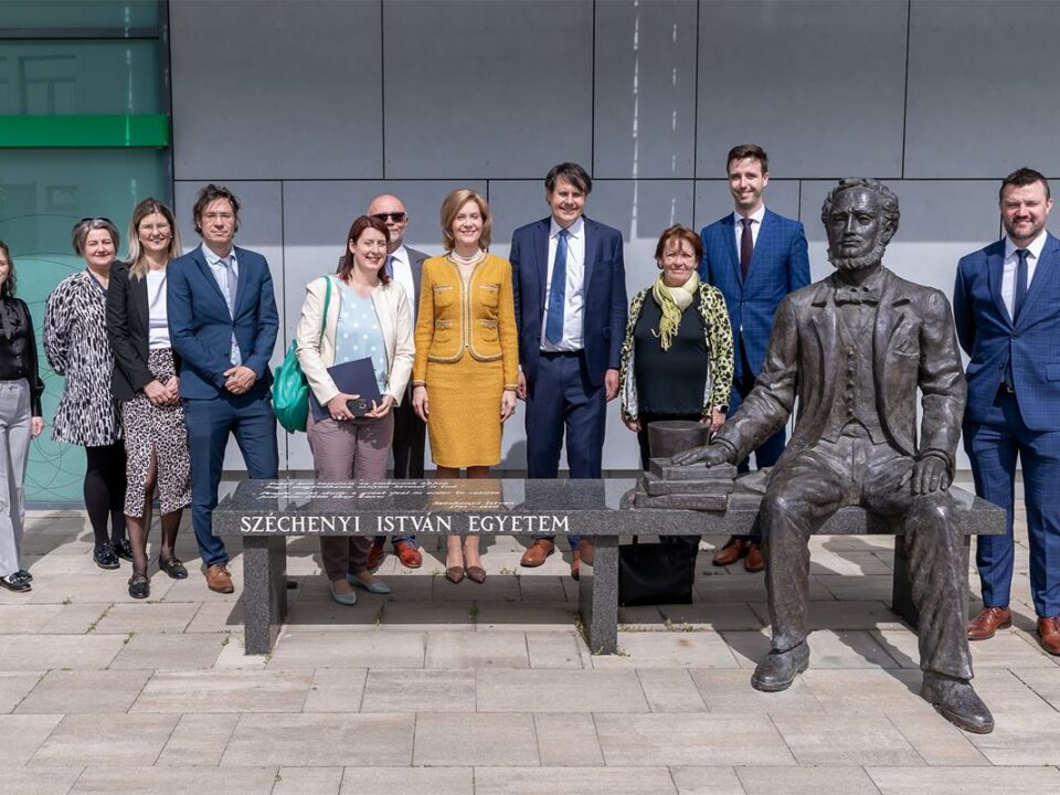 Employees of the Embassy of the United States in Budapest and Széchenyi István University with Dr Glenn Tiffert at the statue of Széchenyi István on the Győr campus. (Photo: András Adorján)