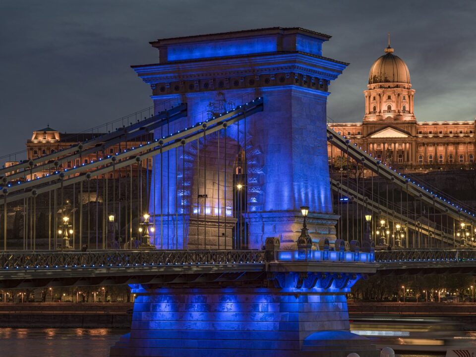 À l'occasion de la Journée mondiale de l'autisme, le Pont des Chaînes est illuminé en bleu le 2 avril 2024. Hongrie Budapest
