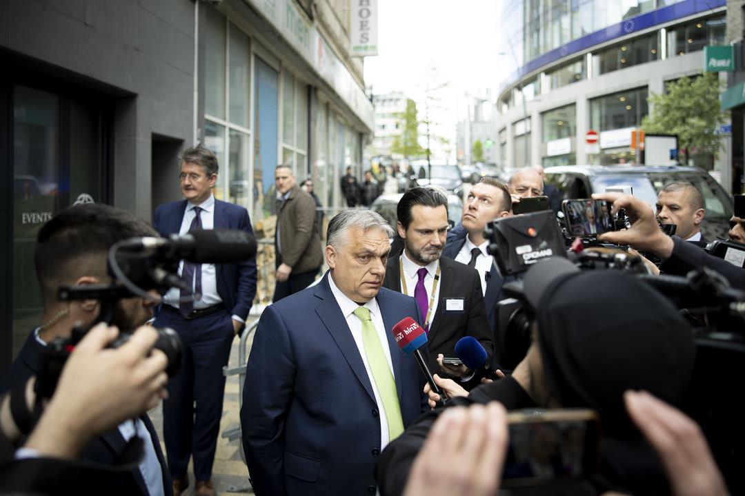 Премьер-министр Виктор Орбан смешанное общество1