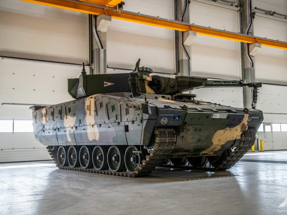Produktionsprozess des Schützenpanzers Lynx beim Besuch des Rheinmetall-Werks in Zalaegerszeg. Foto: hmzrinyi.hu