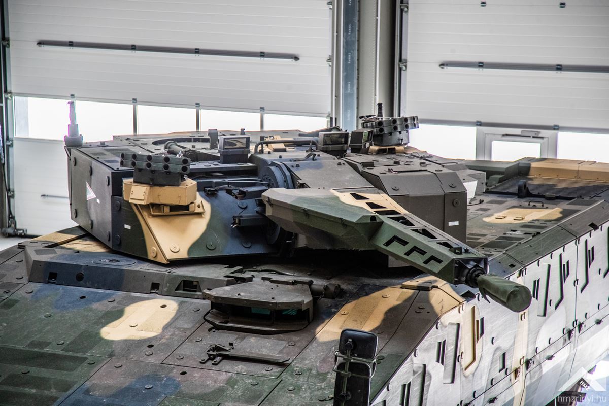 Processus de production du véhicule de combat d'infanterie Lynx lors de la visite de l'usine Rheinmetall à Zalaegerszeg. Photo : hmzrinyi.hu