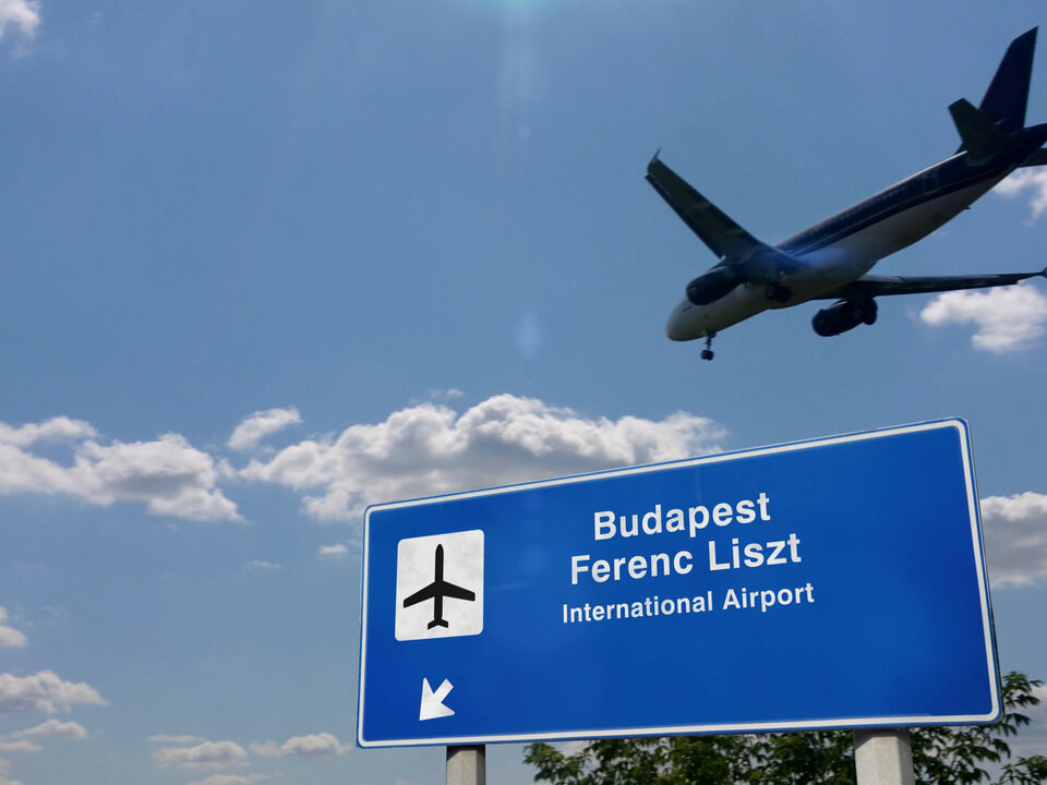 Flugzeug landet auf dem Budapester Flughafen Ferenc Liszt