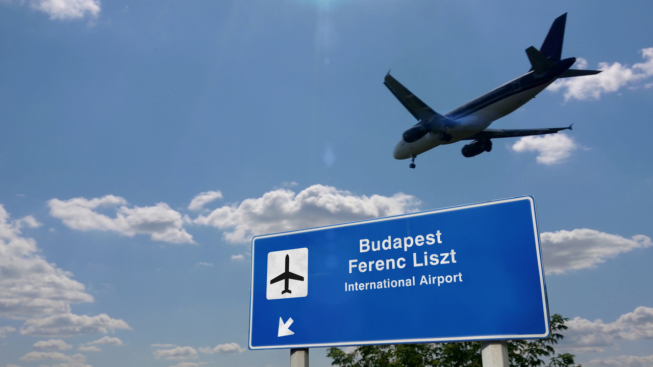 Flugzeug landet auf dem Budapester Flughafen Ferenc Liszt